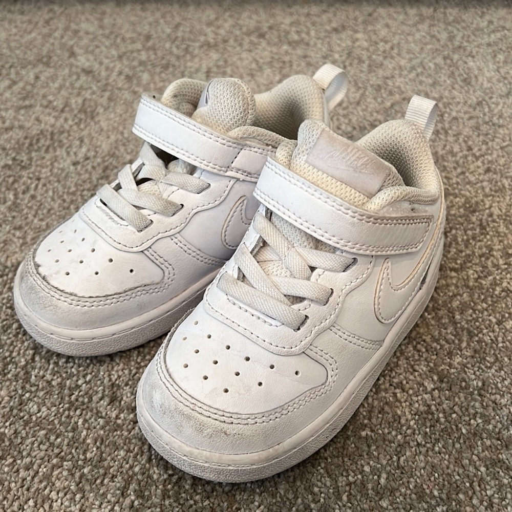 White Nike Shoes - size 7c